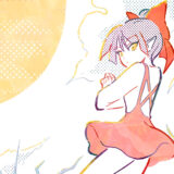 「ゲゲゲの鬼太郎」のねこ娘を現代的なスタイルで描いたポップなイラスト。ピンクのミニドレスに大きな赤いリボン、赤いハイヒールを着用し、枯れ木のような森に立ってポーズをとっている。大きな黄色い太陽が背景にあり、ドットパターンやテクスチャを多用した躍動感のある仕上がりです。右下に作者のサインがあります。