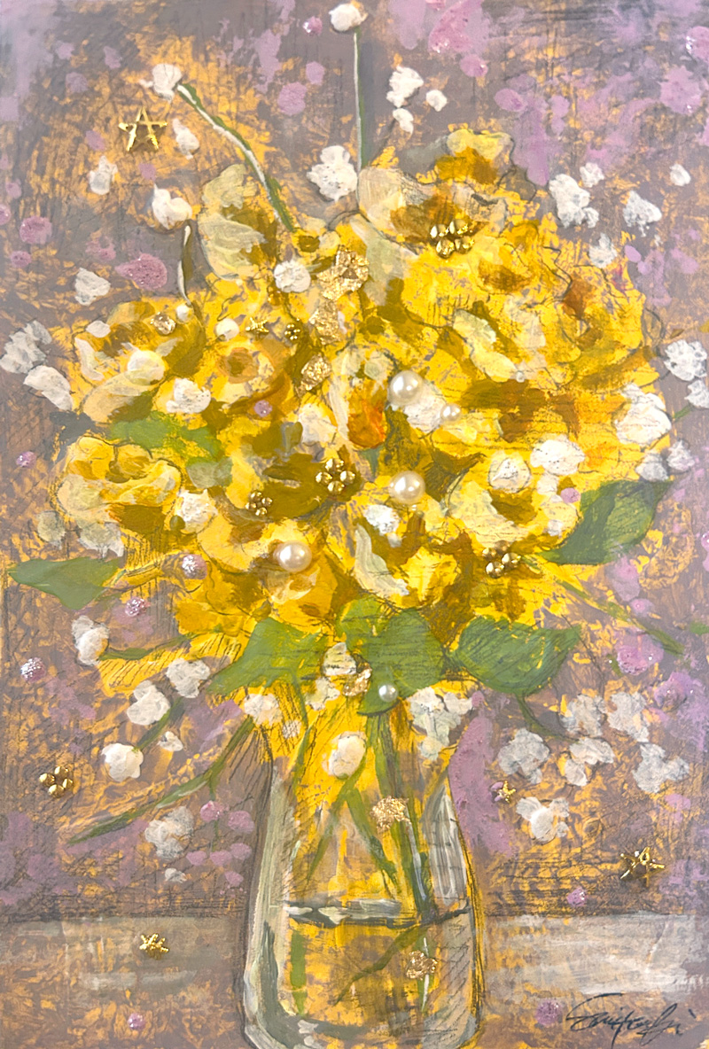 絵の具で描かれた黄色い花が花瓶に生けられたイラスト。凹凸感のある絵の具の塗りと金箔やラインストーンのコラージュが印象的。背景はくすんだラベンダー色